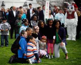 Illustration for article titled White House Easter: Obama Tells Screaming Kids 'Bees Are Good'